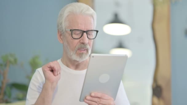 Πορτρέτο Του Senior Old Man Κάνει Video Chat Στο Tablet — Αρχείο Βίντεο