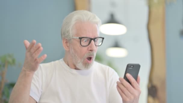 Portrait Senior Old Man Upset Loss Smartphone — Vídeo de stock