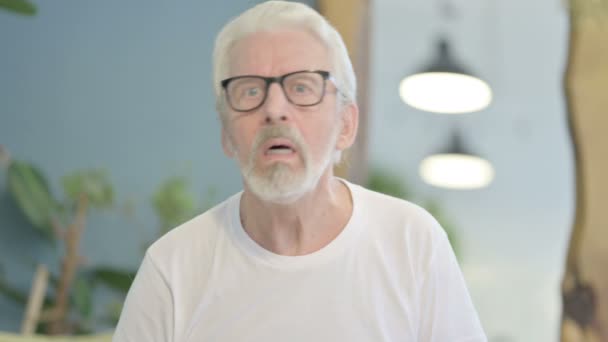 Portrait Senior Old Man Searching New Opportunity — Stockvideo