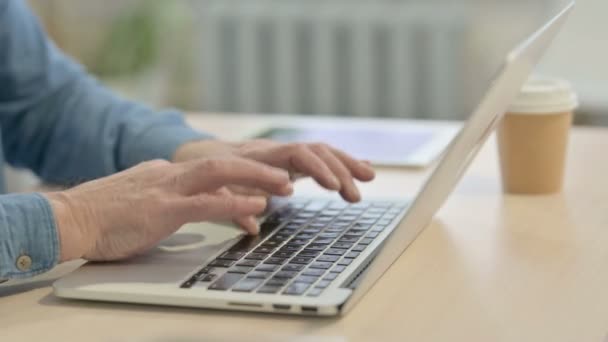 Close Senior Old Man Typing Laptop — Vídeo de Stock