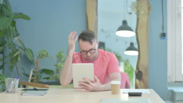Creative Senior Old Man Shocked Loss Digital Tablet — Stock videók