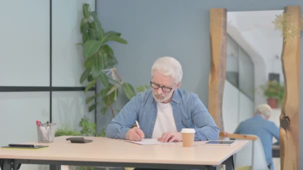 Senior Old Man Writing Letter While Sitting Work — Vídeos de Stock