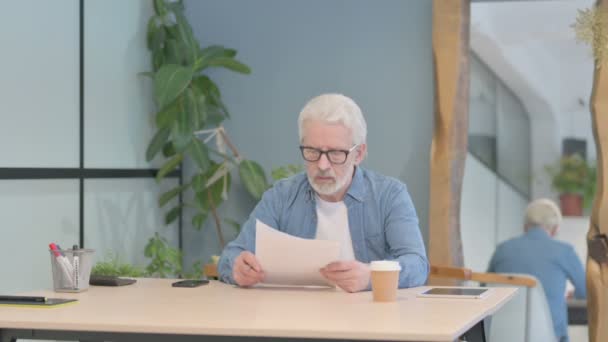 Старший Старий Читає Документи Роботі Папери — стокове відео