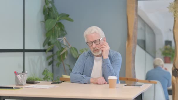 Pensive Senior Old Man Thinking While Sitting Work — Αρχείο Βίντεο