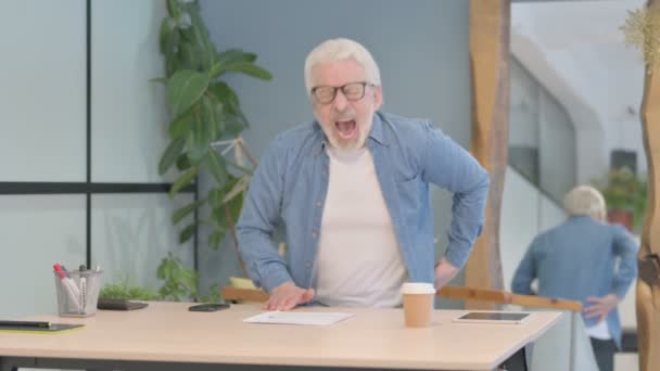 Omurga Ağrısı Olan Yaşlı Adam Başında — Stok video