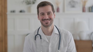 Kameraya gülümseyen Erkek Doktor Portresi