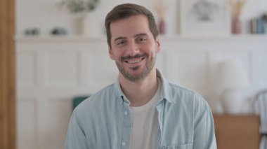 Kameraya gülümseyen sıradan bir adamın portresi