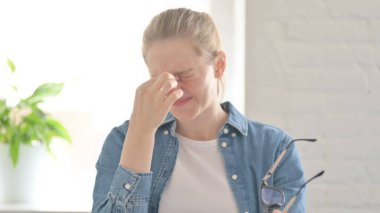 Gergin Güzel Kadın Portresi Baş Ağrısı Kapalı Kapalı