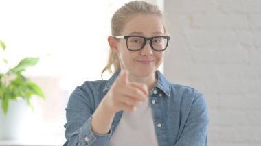 Güzel bir kadın, kamerayı içeri çeviriyor.