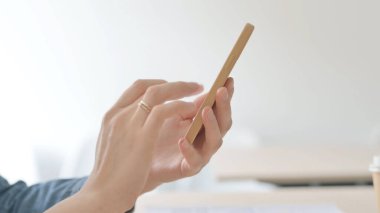 Akıllı Telefon Kullanarak Kadın Eli 'ni Kapat