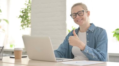 Ofiste Dizüstü bilgisayar kullanan Güzel Kadın Başparmağını kaldırdı
