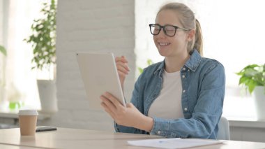 Tablet 'te Video Çağrısı Yapan Güzel Kadın