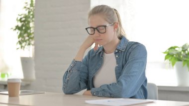 Ofiste otururken Uyuyan Yorgun Güzel Kadın