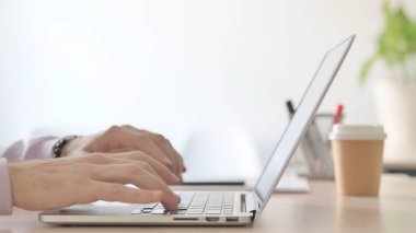 Erkek Eller Laptop 'ta Yazıyor, Yan Görünüm