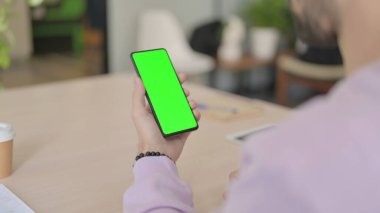 Yeşil Krom Ekran ile Akıllı Telefon Kullanan Adam