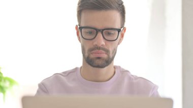 Dizüstü bilgisayarda Yazan Genç Yetişkin Adamın Kapanışı