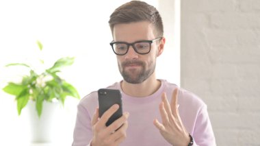 Genç Yetişkin Adam Akıllı Telefonla Kayıp 'a Tepki Veriyor