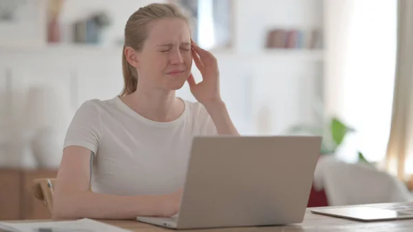 Dizüstü Bilgisayarda Çalışırken Baş Ağrısı Olan Genç Kadın — Stok fotoğraf