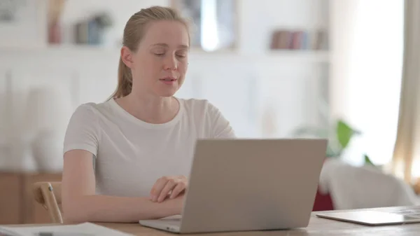 Videodaki Genç Kadın Ofisteki Laptopta Konuşuyor — Stok fotoğraf