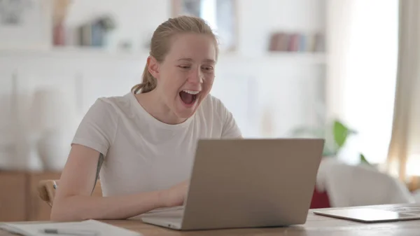 Mujer Joven Celebrando Éxito Mientras Usa Ordenador Portátil Oficina —  Fotos de Stock