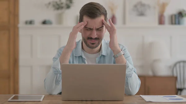 Lässiger Junger Mann Hat Kopfschmerzen Bei Der Arbeit Laptop — Stockfoto