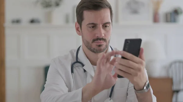 Retrato Doctor Masculino Usando Smartphone —  Fotos de Stock
