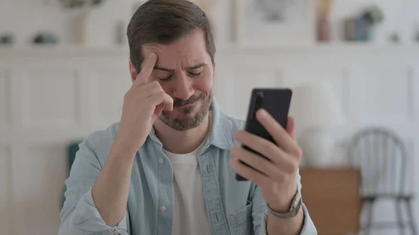 Uomo Casuale Che Reagisce Alla Perdita Smartphone — Foto Stock