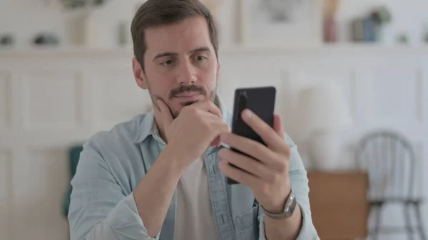 Casual Man Browsing Internet Smartphone — Stockfoto
