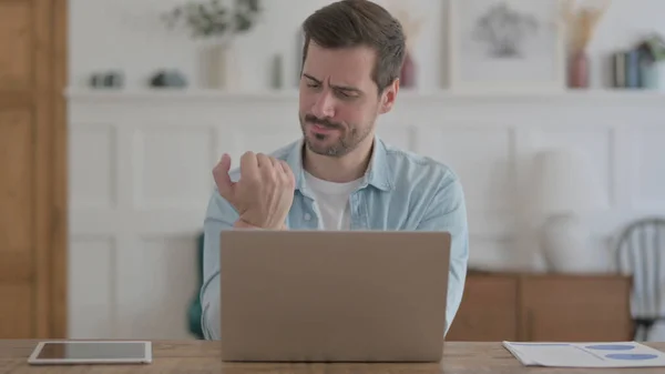 Casual Man Having Wrist Pain While Using Laptop — Stockfoto