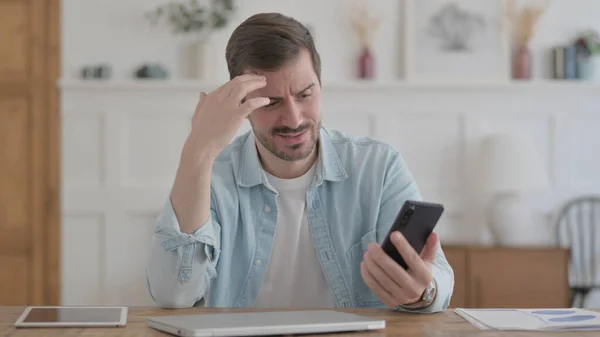 Upset Casual Man Reacting Loss Smartphone Office — Foto de Stock