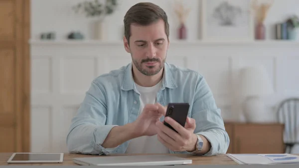 Casual Man Using Smartphone Office — Photo