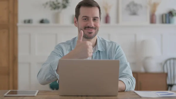 Casual Man Showing Thumbs While Using Laptop — Stock fotografie