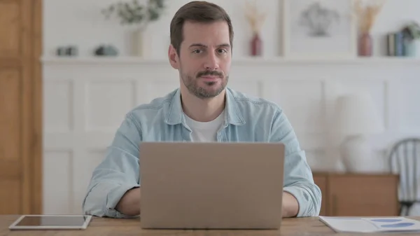 Casual Man Shaking Head Approval While Using Laptop — Photo