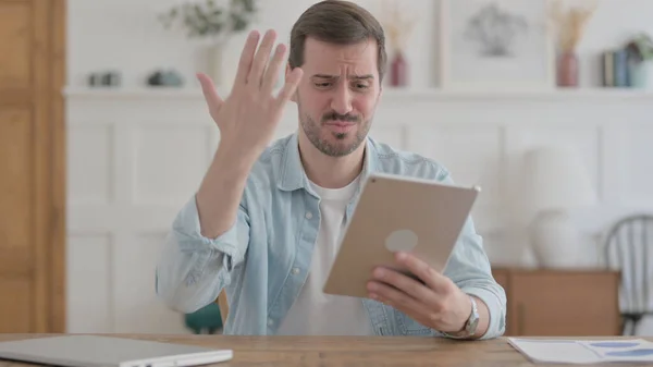Casual Man Reacting Loss Tablet Office — ストック写真