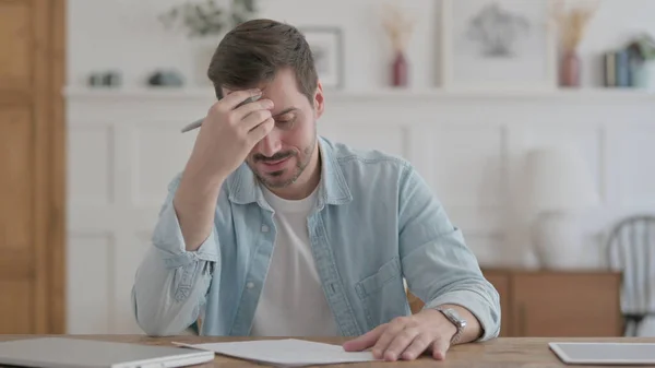 Tense Casual Man Trying Write Paper Office — Stockfoto