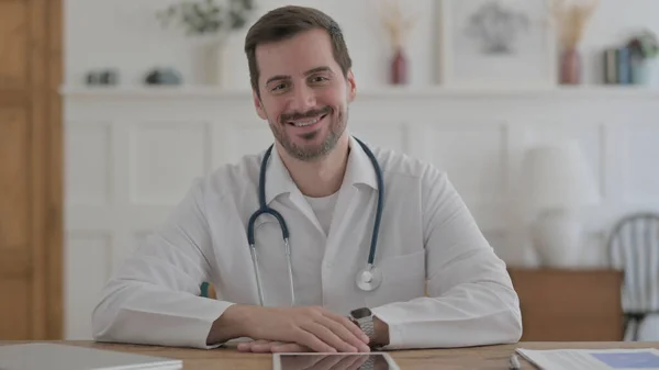 Male Doctor Smiling Camera While Sitting Clinic — Stockfoto