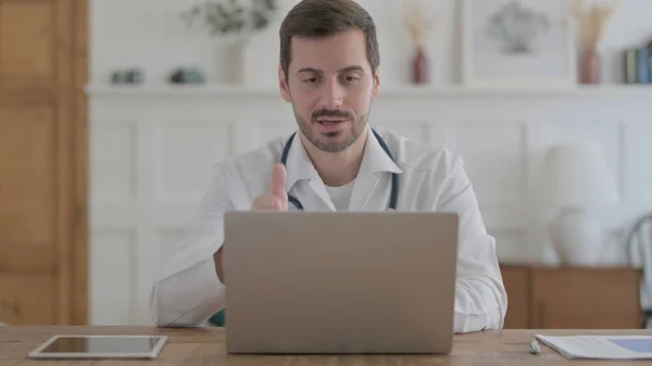 Male Doctor Talking Video Call Laptop Clinic — Stock fotografie