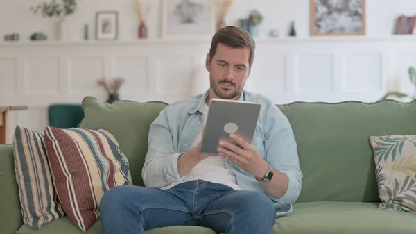 Casual Man Using Tablet Sofa — Stockfoto