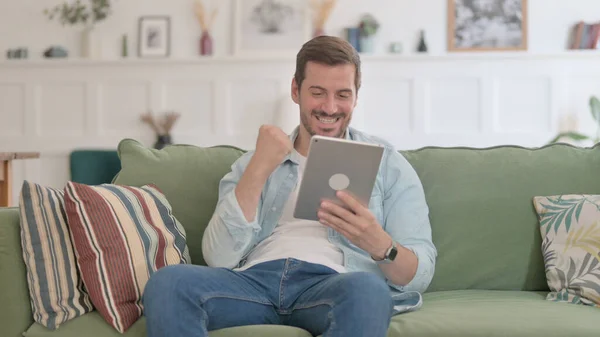 Casual Man Celebrating Success Tablet Sofa — Stockfoto
