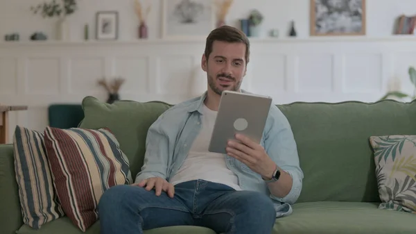 Casual Man Talking Video Call Tablet Sofa — Stockfoto