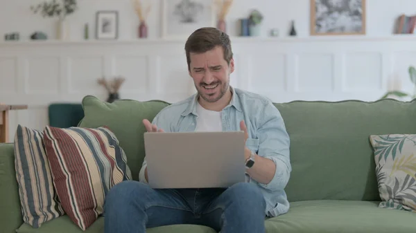 Casual Man Laptop Reacting Loss Sofa — Stockfoto