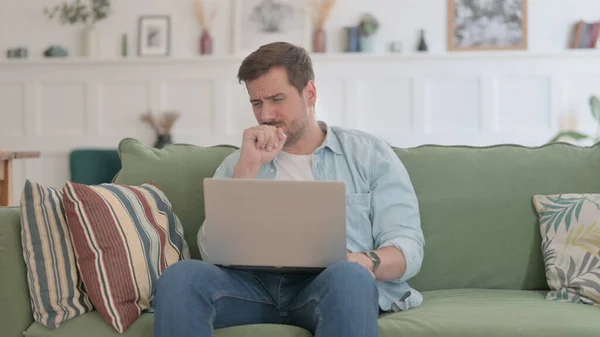 Casual Man Laptop Coughing Sofa — Stockfoto
