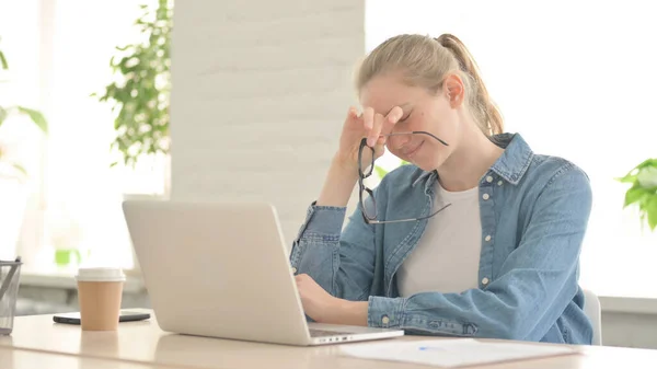 Schöne Frau Hat Kopfschmerzen Bei Der Arbeit Laptop — Stockfoto