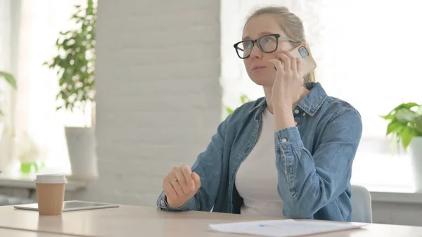 Piękna Kobieta Rozmawia Przez Telefon Biurze — Zdjęcie stockowe