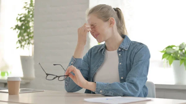 Schöne Frau Hat Kopfschmerzen Während Sie Büro Sitzt — Stockfoto