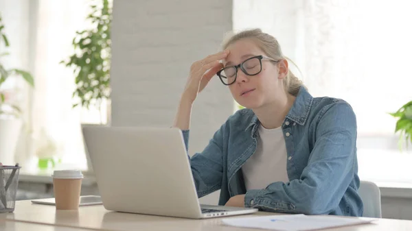 Frustrerad Vacker Kvinna Arg När Använder Laptop — Stockfoto