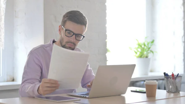 Young Adult Man Doing Paperwork Laptop Office — Stock Photo, Image