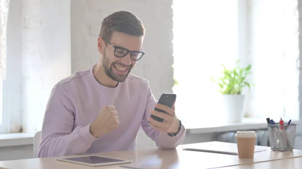 Succesvolle Jonge Volwassen Man Viert Feest Smartphone Office — Stockfoto