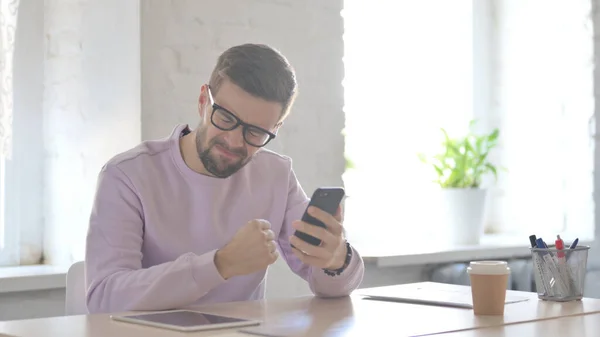 Upset Young Adult Man Reacting Loss Smartphone Office — Stock Photo, Image