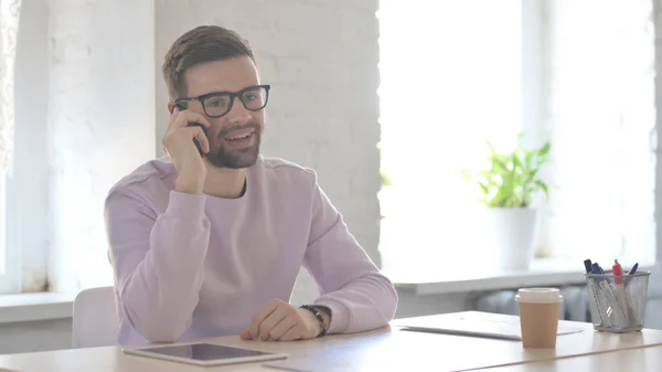 Young Adult Man Talking Phone Office — Stock Photo, Image